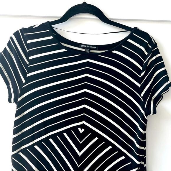 Cable & Gauge Asymmetrical Striped Top Size Medium Women’s Black and Wbite- Flaw - Picture 9 of 11